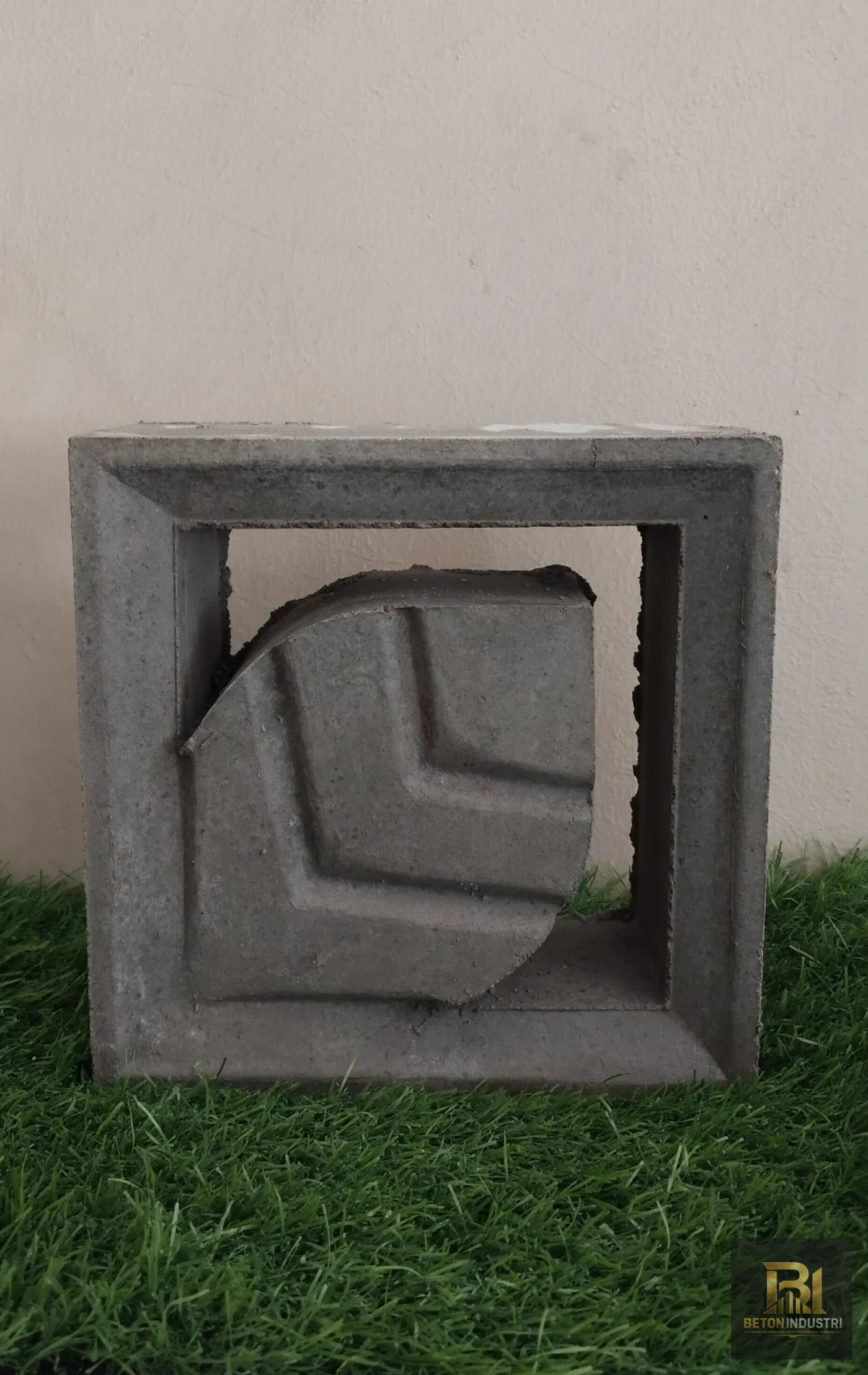 Roster beton motif daun abu-abu produksi BetonIndustri